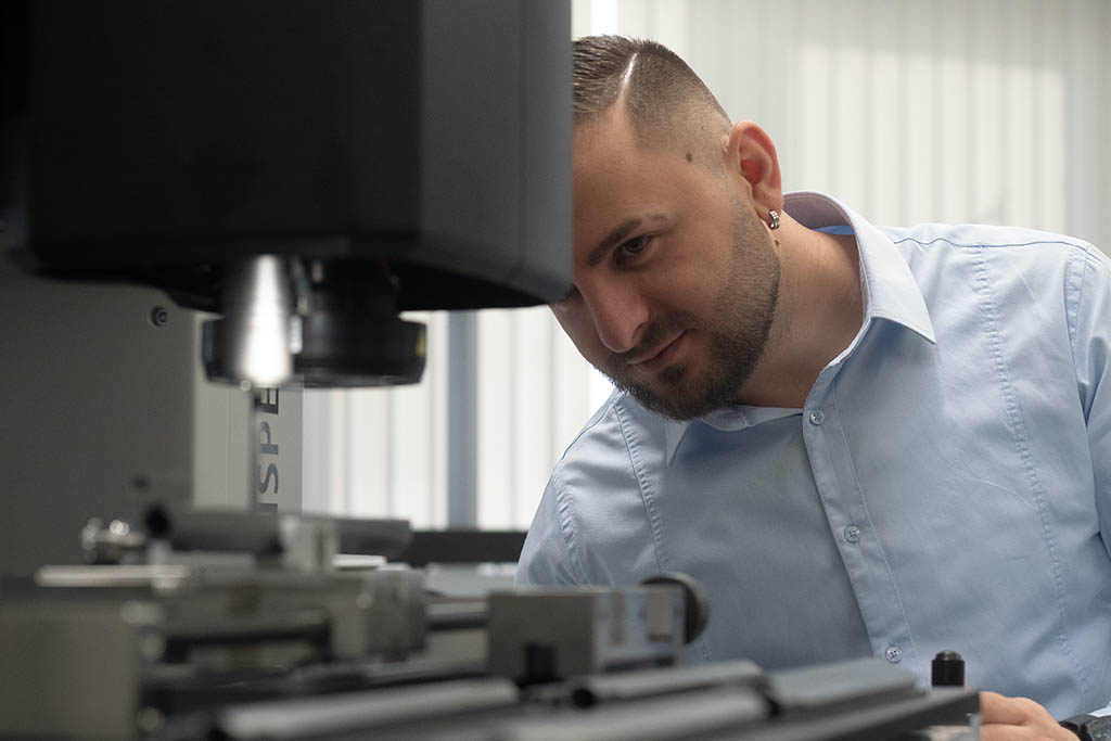 Ali from STRATEC inspecting the microscope 
