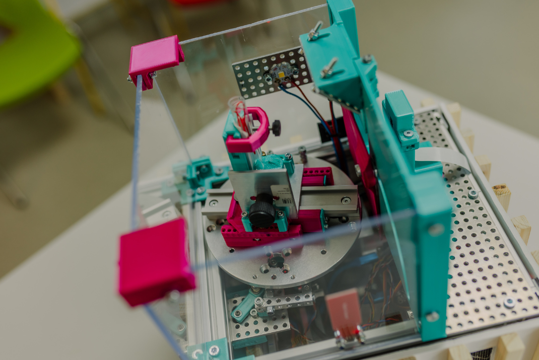 Close-up of the assembly of a module in a STRATEC system with different colors