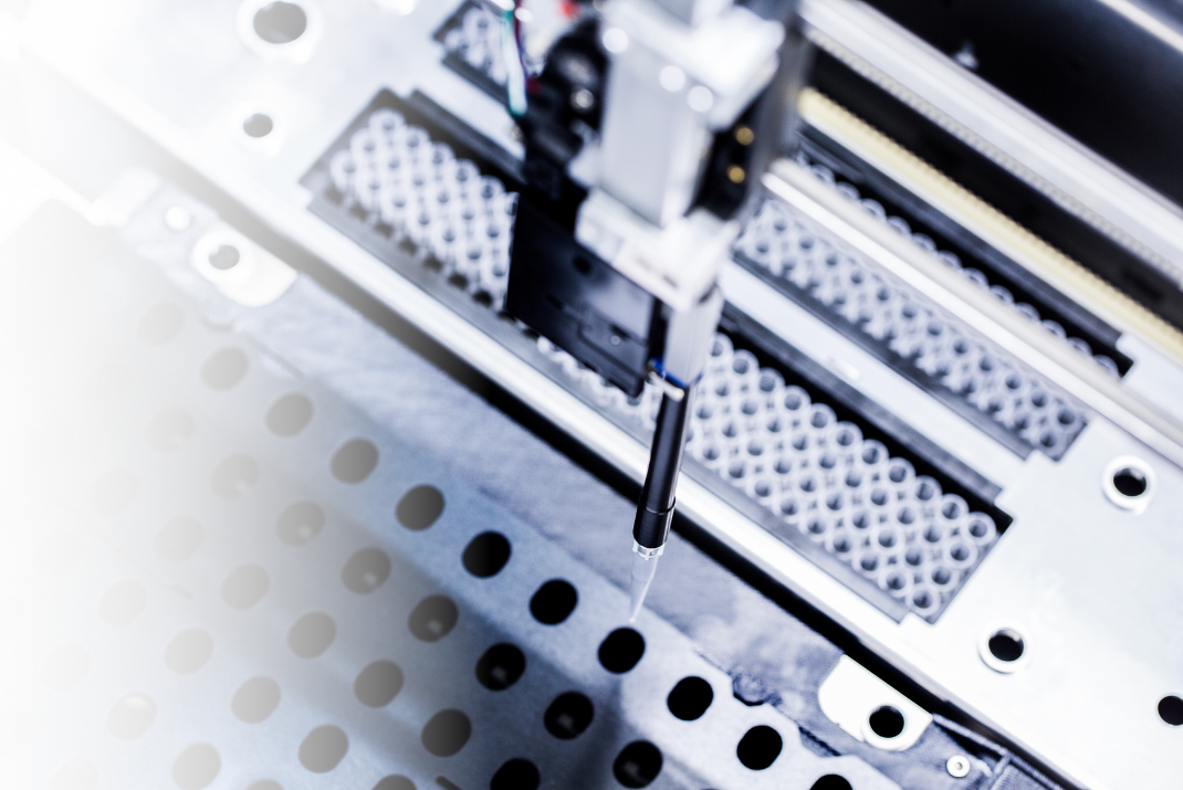 Close-up from the top of an analyzer system with STRATEC’s air displacement pipettor Close-up from the top of an analyzer system with STRATEC’s air displacement pipettor